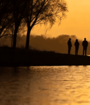 夕阳下湖边人物剪影3552#横屏 