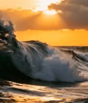 夕阳下大海翻涌的浪花2972#横屏 