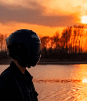 夕阳下戴头盔男子湖边身影3541#横屏 