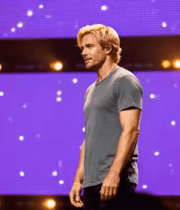 台上男性艺人站立画面1646#横屏 