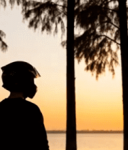 夕阳下戴头盔人物的背影28#横屏 