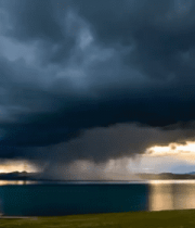 乌云笼罩下的湖泊自然风光205#横屏 