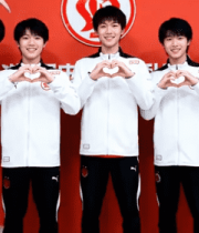 五位青年比心合影4422#横屏 