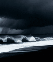 乌云下海浪拍打黑色沙滩1899#横屏 