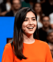 微笑女人于活动现场面对观众4675#横屏 