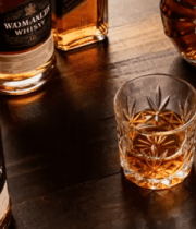 威士忌与酒杯摆放在木桌上2805#横屏 