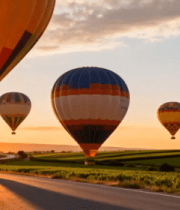 田野公路上空的热气球群239#横屏 