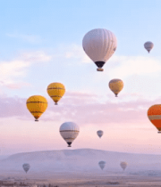 天空中飞行的多彩热气球2695#横屏 