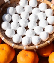 双手端竹篮中的手工汤圆385#横屏 