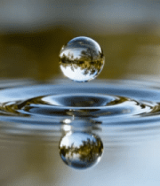 水滴落入水面形成涟漪素材(1)3990#横屏 
