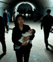 道中怀抱婴儿的女人3143#横屏 