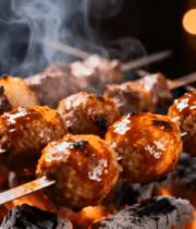 炭火上烤制的肉丸和肉块2655#横屏 