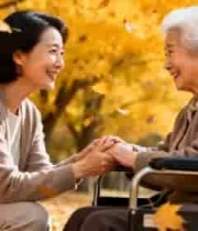  秋日女子与坐轮椅老人温馨互动886#横屏 	 