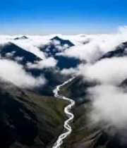  群山云海间蜿蜒河流俯瞰2465#横屏 	 