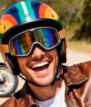  骑摩托车男子户外开心留影934#横屏 	 