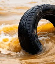 水中漂浮的废旧轮胎2830#横屏 