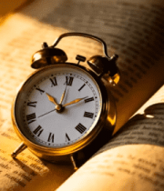 书本上的复古闹钟特写5312#横屏 