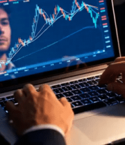 手在笔记本电脑上操作股票界面1347#横屏 