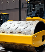 室内展示的黄色压路机1160#横屏 