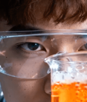 实验室人员观察试剂500#横屏 