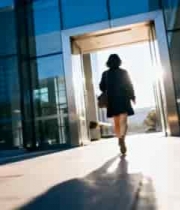  女性步入现代玻璃建筑53#横屏 	 