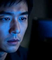  男子专注看电脑画面2423#横屏 	 