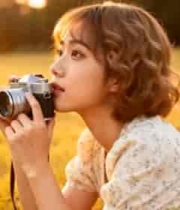  女孩草地持相机拍照画面2430#横屏 	 