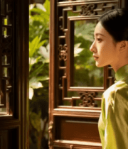 身着旗袍女子倚窗而立91#横屏 