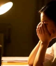  女孩台灯下学习揉眼画面1090#横屏 	 