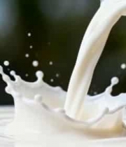  牛奶倾倒溅起特写67#横屏 	 