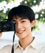  男子手持相机户外微笑拍摄2546#横屏 	 