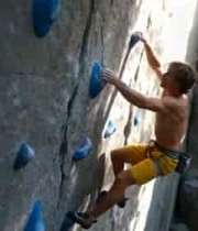  男子户外攀岩画面297#横屏 	 -