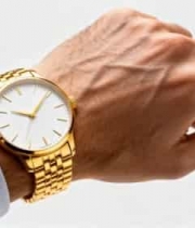  男士手腕佩戴金色手表特写359#横屏 	 - 