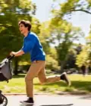  男子公园推婴儿车奔跑2721#横屏 	 - 