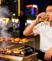  男子夜市烧烤摊喝啤酒1407#横屏 	 