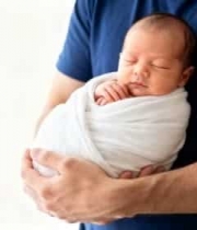  男子怀抱熟睡新生儿1123#横屏 	 