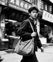  男子街头挎包行走902#横屏 	 -