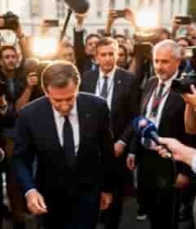  男子被媒体记者围堵采访2894#横屏 	 - 