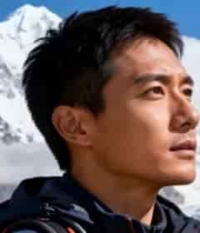  男子雪山前眺望的画面812#横屏 	 