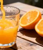  木桌橙汁倒入玻璃杯素材2154#横屏 	 