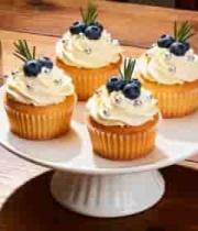  木桌摆盘精致纸杯蛋糕特写982#横屏 	 - 