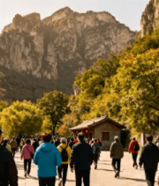 山间小道游客漫步自然风光1400#横屏 