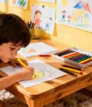  男孩在房间内用彩笔绘画647#横屏 	 