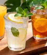  木托盘上的三杯特色饮品837#横屏 	 