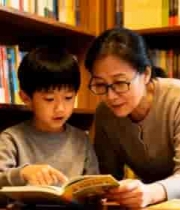  母子图书馆共同看书画面1729#横屏 	 