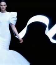  模特身着白裙走秀1776#横屏 	 