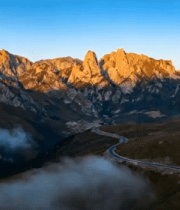 山间公路与壮丽山脉景观(1)4809#横屏 