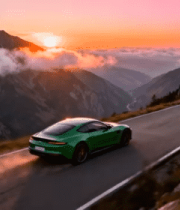山间公路行驶的绿色跑车600#横屏 