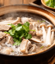 砂锅中炖煮的羊肉菌菇汤5545#横屏 