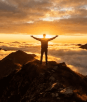 山顶人物迎接日出全景1436#横屏 